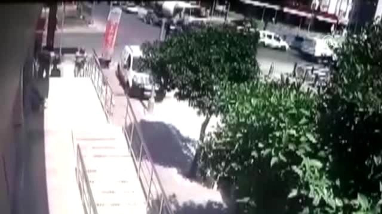 Kazada savrulan otomobilin sulama kanalına düşmesini korkuluk önledi