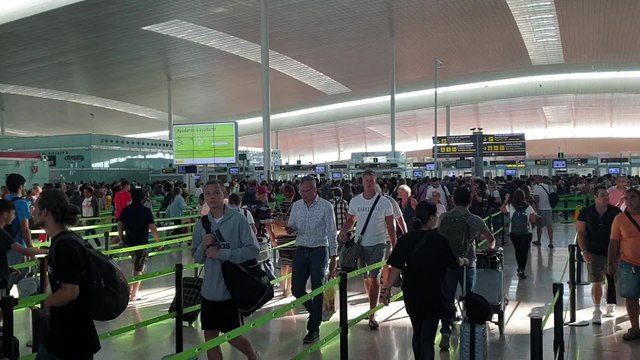 Afluencia normal de pasajeros en El Prat durante el primer día de huelga de seguridad