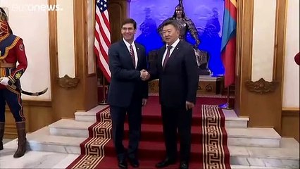 شاهد: هدية استثنائية من وزير الدفاع المنغولي لنظيره الأمريكي
