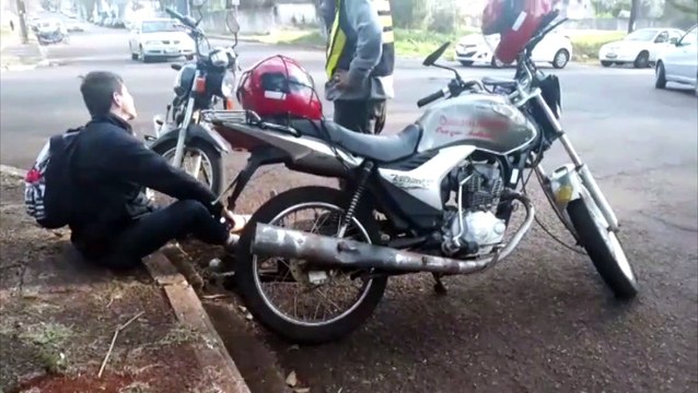 Motos se envolvem em acidente ao lado da Delegacia