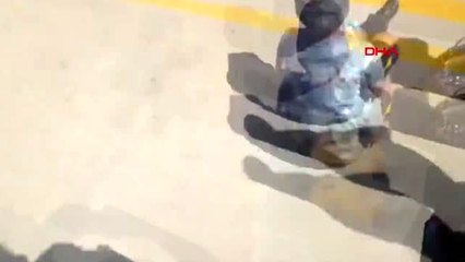 Küçük futbolcu saha kenarındaki drenaj çukuruna düştü