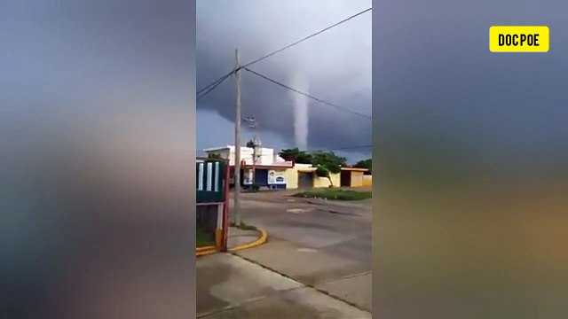 CAMIONETA SE SALVA DE SER D3STRU1DA POR TROMBA MARINA EN COATZACOALCOS, VERACRUZ,MÉXICO