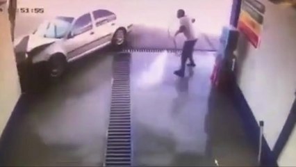 Un homme voit sa vie défiler dans une station de lavage