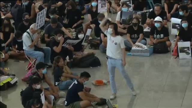 Manifestantes antigubernamentales ocupan la terminal de llegadas del aeropuerto de Hong Kong