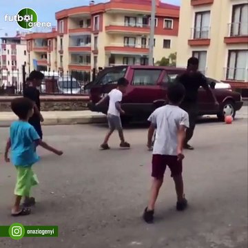 Onazi, Trabzon sokaklarında çocuklarla futbol oynadı