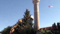 Depremde ağır hasar gören 30 metrelik minare böyle yıkıldı