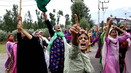 Indian troops fire live rounds to disperse Srinagar protesters