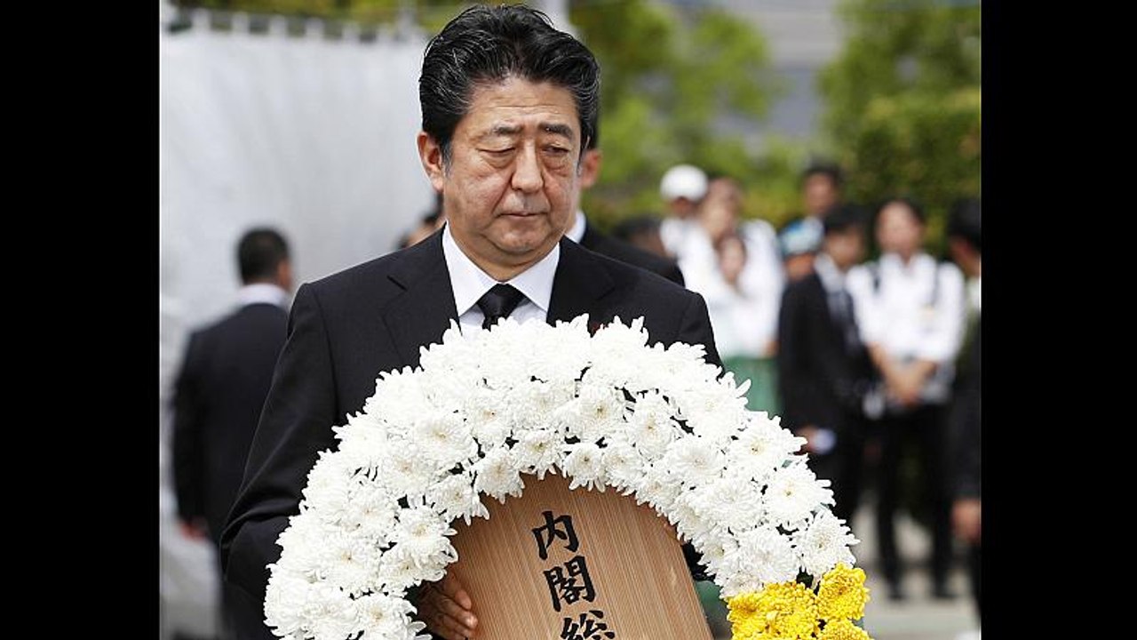 Glocken, Schweigen und Kränze in Nagasaki