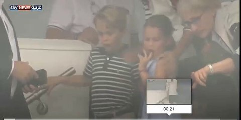 الأميرة شارلوت تخرج لسانها للجماهير فى سباق قوارب