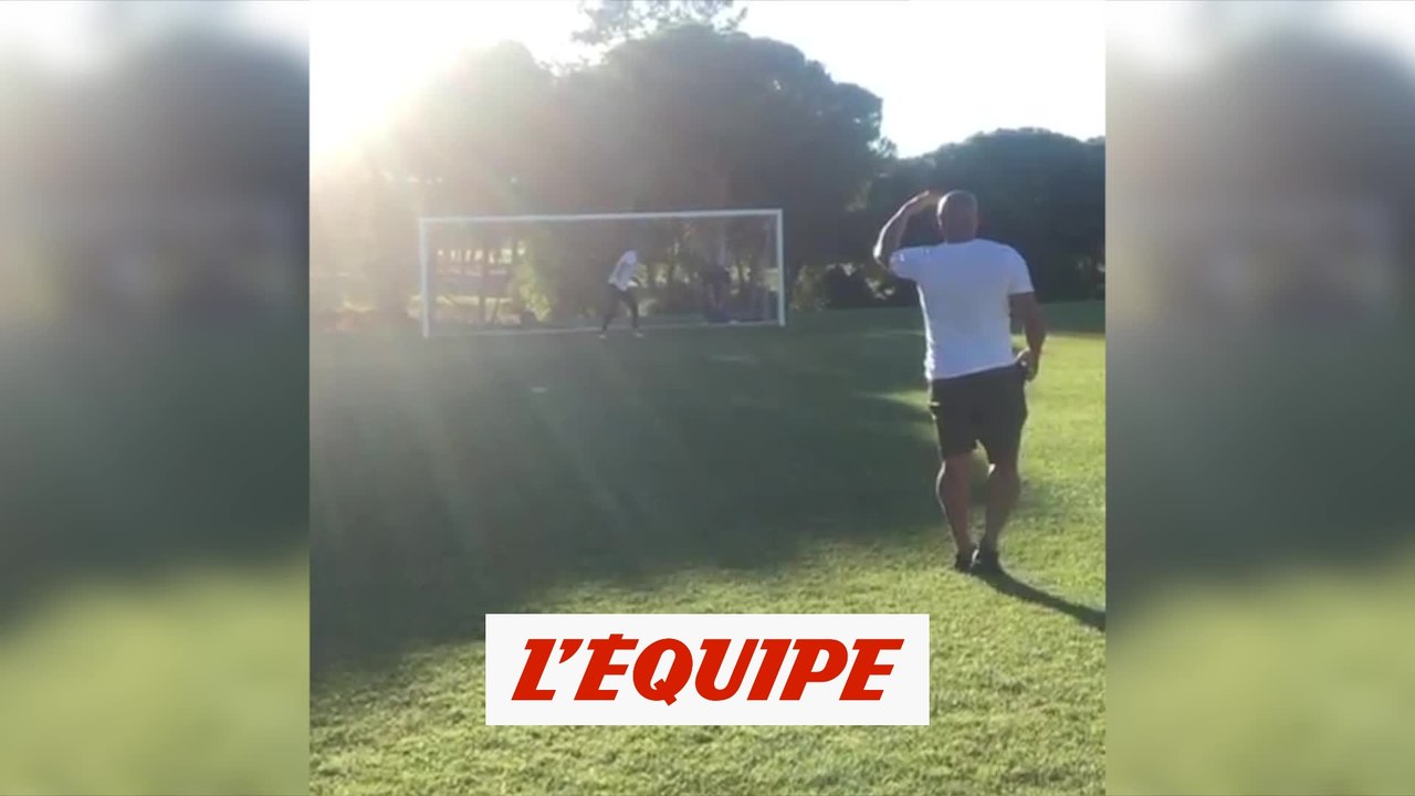 Quand Roberto Carlos reproduit son coup franc de 1997 - Foot - WTF