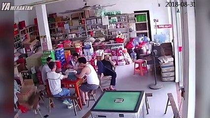 Bu kız benzin istasyonunda kameralar olduğunu bilmiyordu