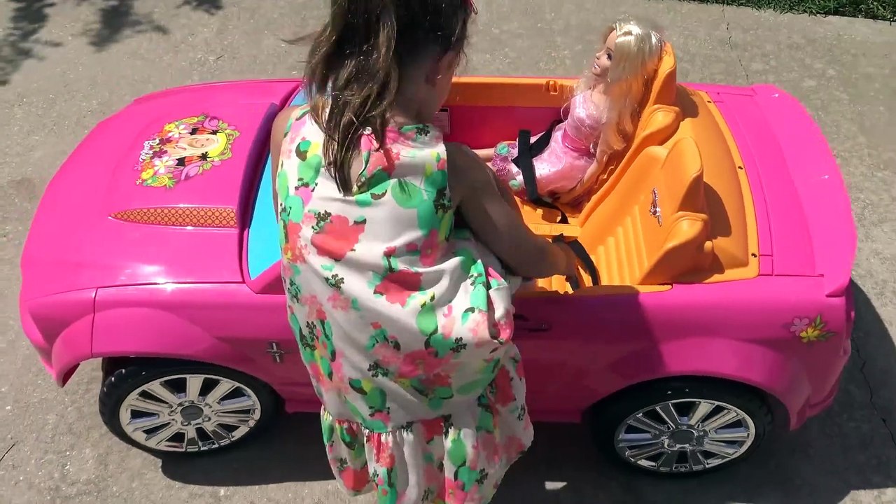 Passeio Divertido no Carro da Barbie