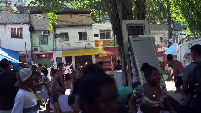 Vecinos protestan en Rio tras muerte de un estudiante por bala perdida