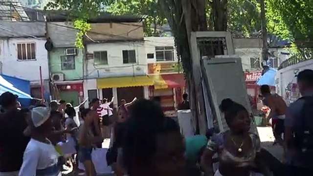Vecinos protestan en Rio tras muerte de un estudiante por bala perdida