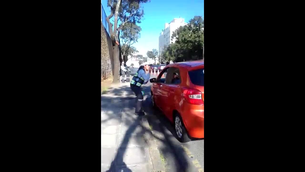 Agente de trânsito de Curitiba usa libras para se comunicar com motorista surdo
