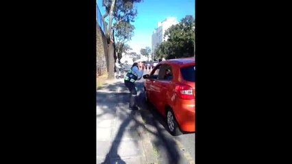 Agente de trânsito de Curitiba usa libras para se comunicar com motorista surdo