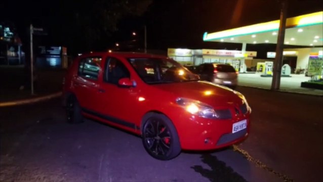 Carros se envolvem em colisão na Avenida Carlos Gomes