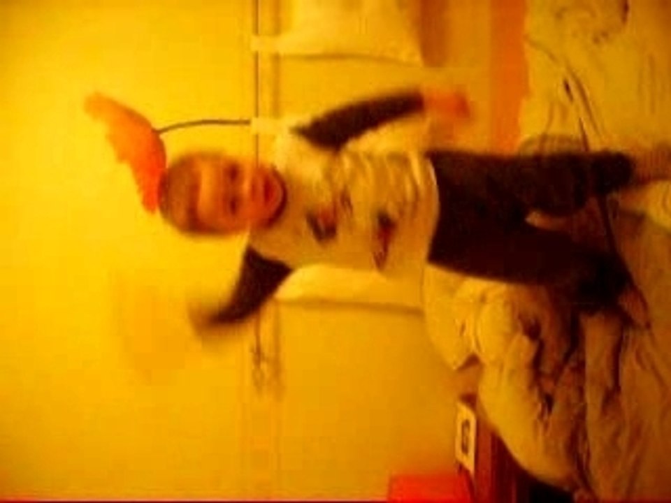 nolan qui danse la tecktonik