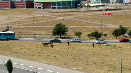ERZURUM Pazardan kaçan boğayı brandayla yakalamaya çalıştılar