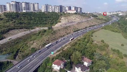 Uzun araç kuyruklarının oluştuğu TEM Otoyolu havadan görüntülendi