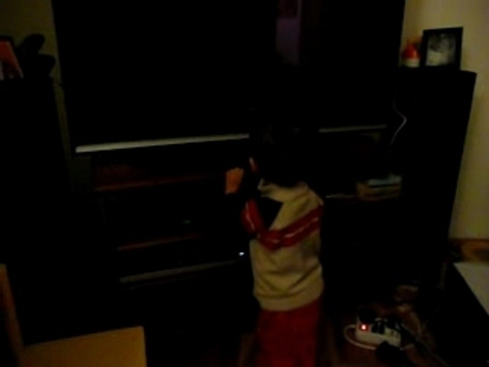 baptiste danse en se tenant