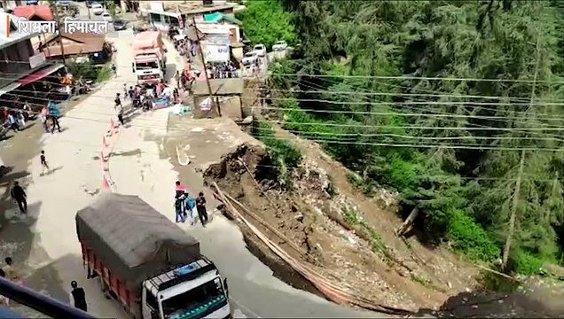 शिमला के ठियोग की मुख्य सड़क का एक हिस्सा धंसा, कई वाहन गहरी खाई में समाए