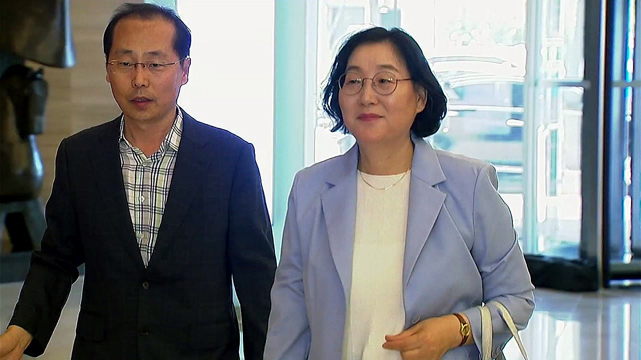 이정옥 여가부 장관 후보, 사무실 첫 출근 / YTN