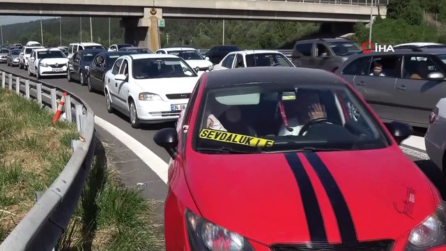 Bayram trafiğine takılan tatilciler dinlenme tesislerine akın etti