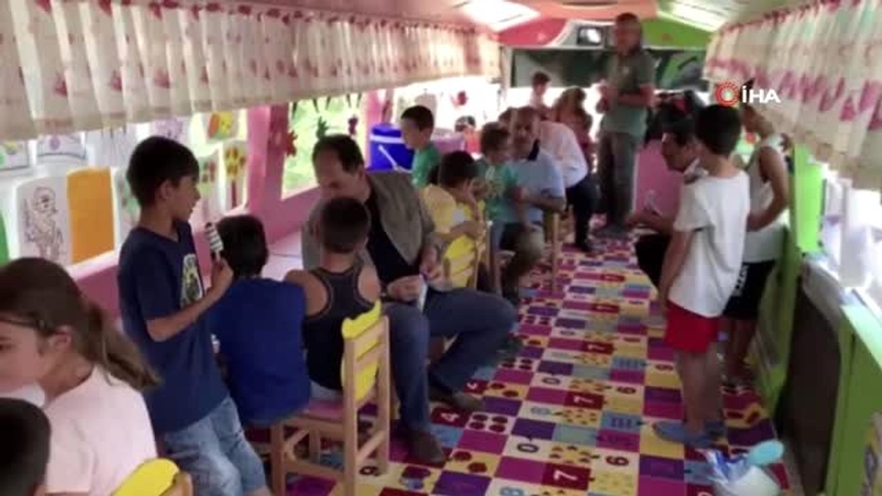 Şehit öğretmen anısına yapılan gezici okuldaki çocuklara oyuncak ve dondurma sürprizi