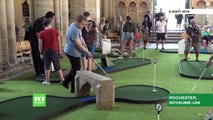 Royaume-Uni: Pour attirer les fidèles en plein d’août, un mini-golf a été déployé dans la nef médiévale de la cathédrale de Rochester - VIDEO
