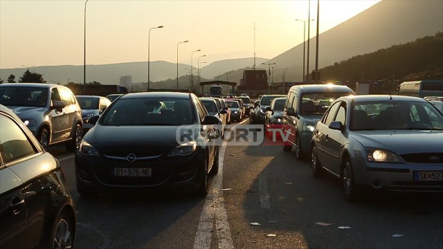 Report TV - Festa e Kurban Bajramit dhe pushimet në Shqipëri, fluks turistësh në doganën e Morinës