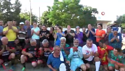 Köylüler 70 yıllık çöplüğü futbol sahası yaptı