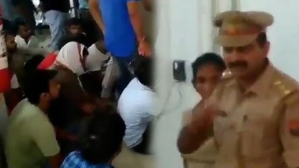 प्रदर्शन कर रहे अभ्यार्थियों को इंस्पेक्टर ने धमकाया, बोला- सब पर लगवा दूंगा 302 फिर बनते रहना VDO