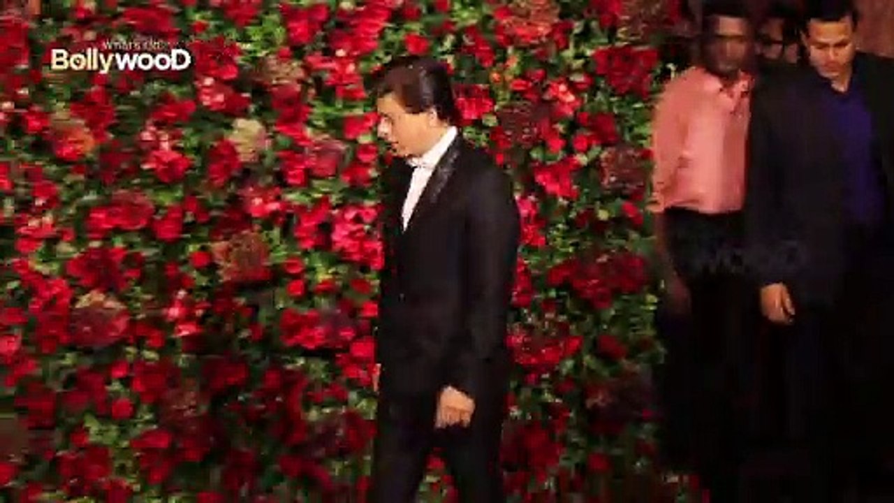 Shahrukh Khan does stunt with a live snake