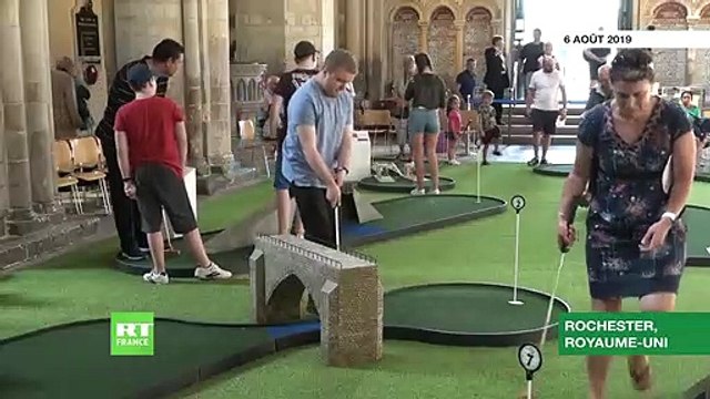 Royaume-Uni : Pour attirer les fidèles en plein d’août, un mini-golf a été déployé dans la nef médiévale de la cathédrale de Rochester