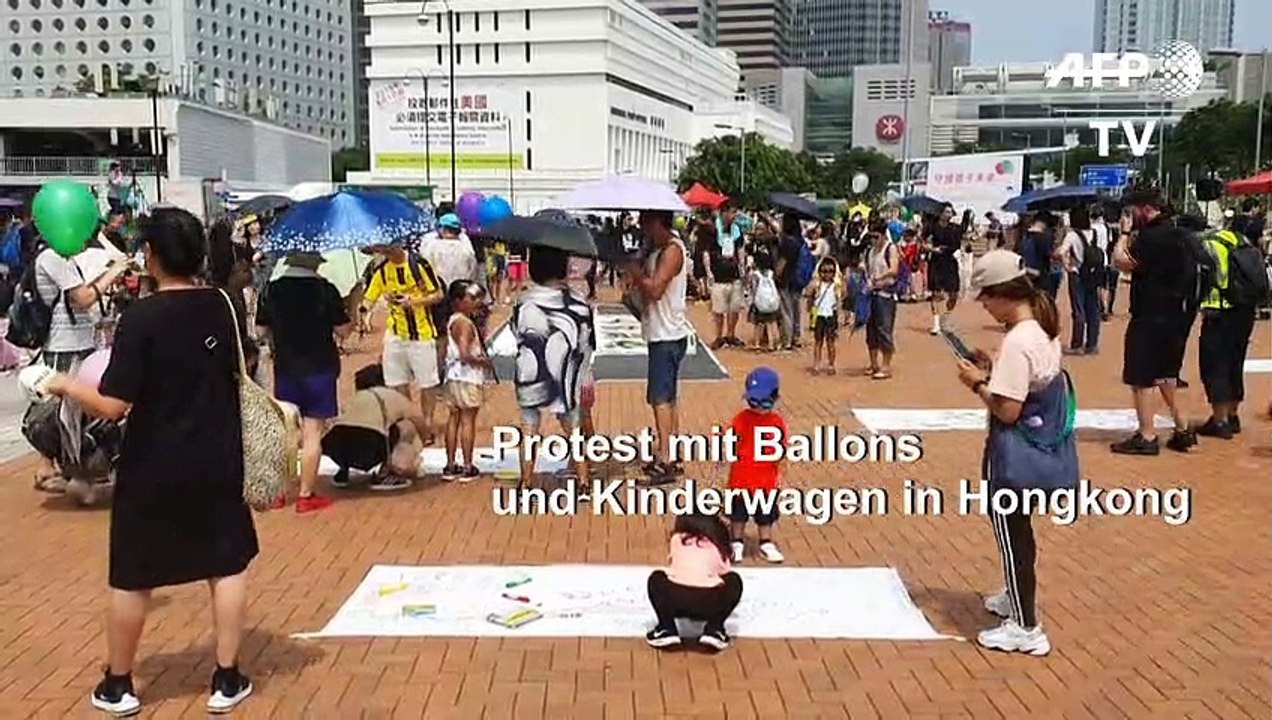 Familienprotest mit Luftballons in Hongkong