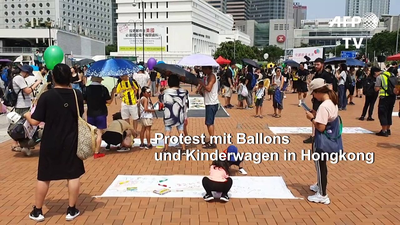 Familienprotest mit Luftballons in Hongkong
