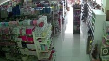 Denizli'deki deprem marketin güvenlik kamerasında