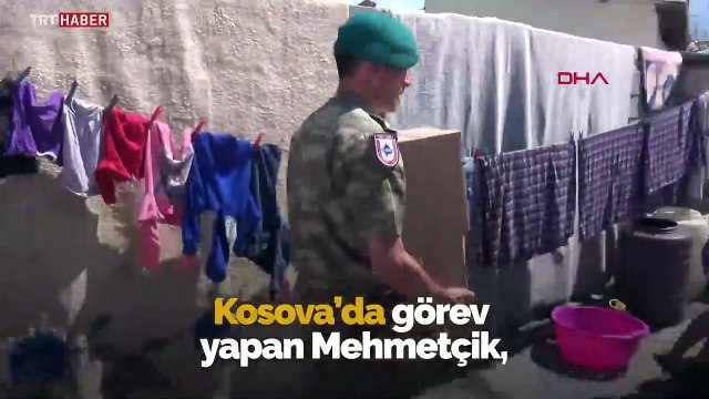 Mehmetçik Kosovalı çocukların yüzünü güldürdü