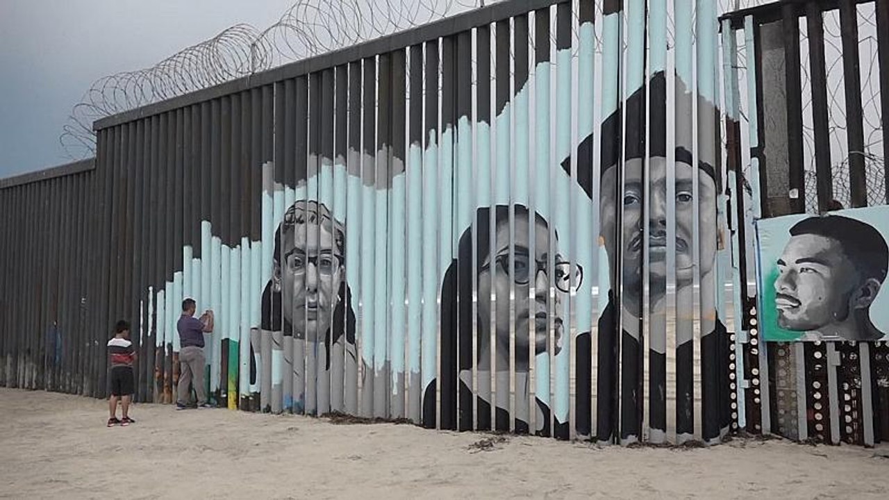 Border wall mural tells stories of Mexicans deported from US