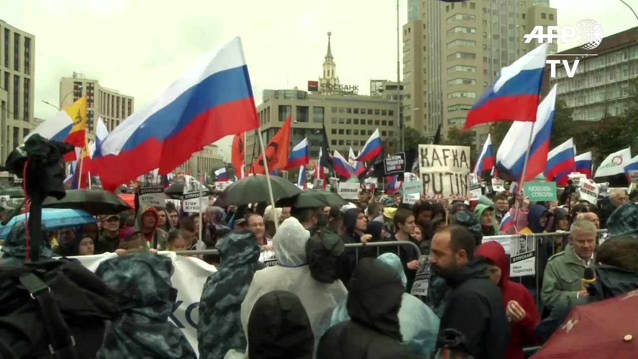 Zehntausende bei genehmigter Demonstration in Moskau