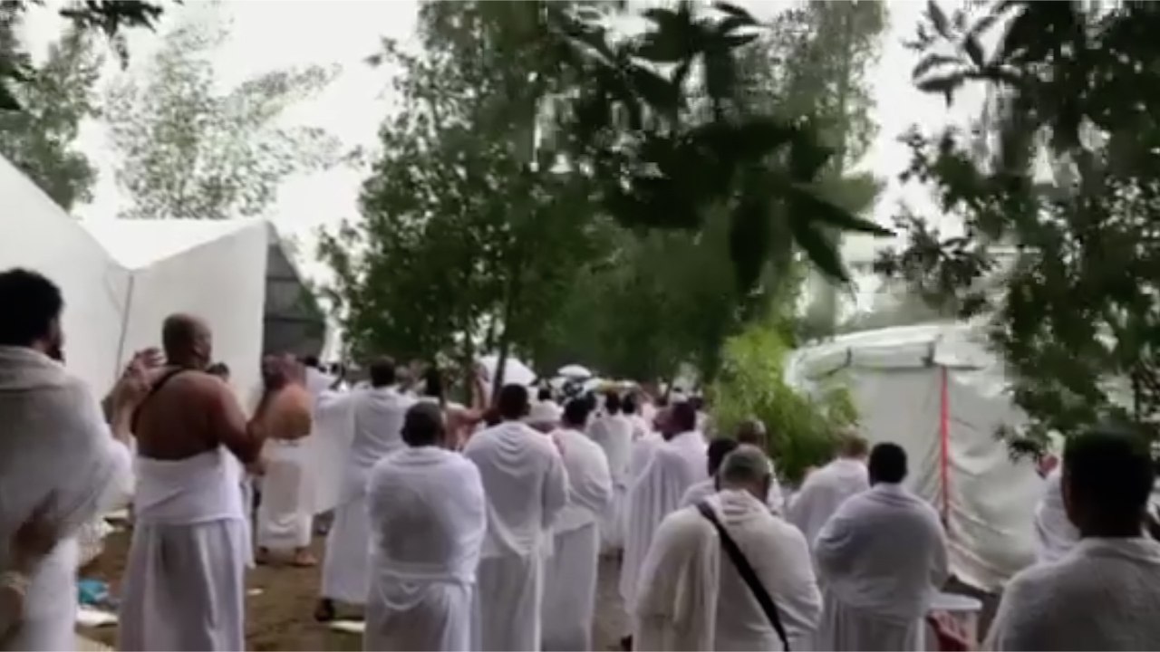 فرحة ودعاء الحجاج لحظة هطول الأمطار على جبل عرفات