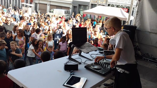 Mons. Un DJ montois met le feu au bal déjanté pour le enfants aux marché aux herbes. Vidéo Eric Ghislain