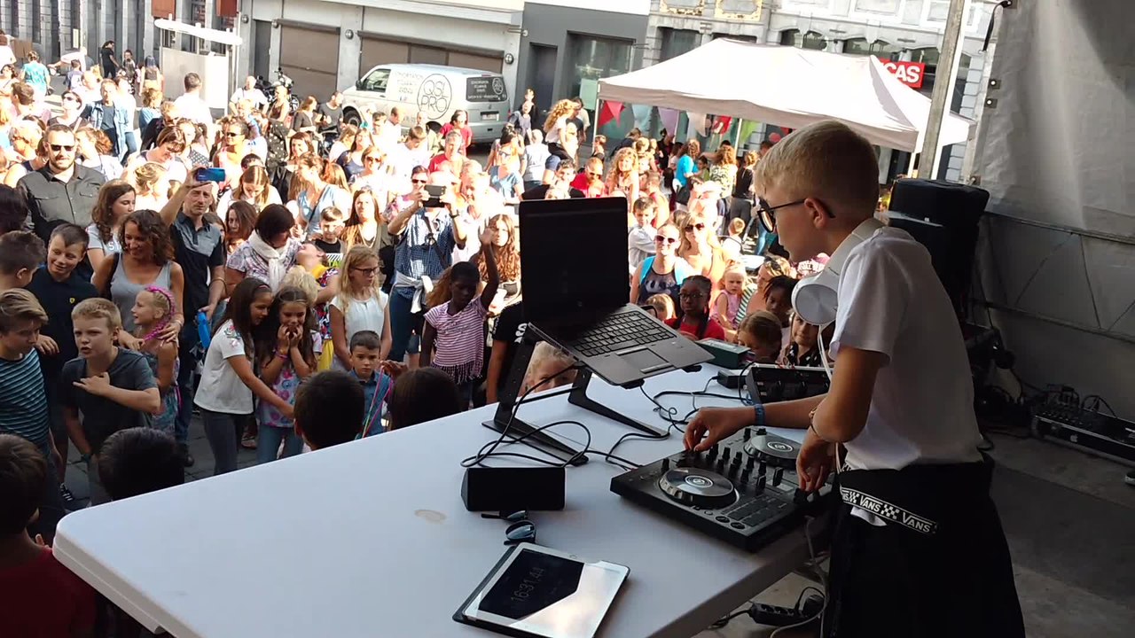Mons. Un DJ montois met le feu au bal déjanté pour le enfants aux marché aux herbes. Vidéo Eric Ghislain