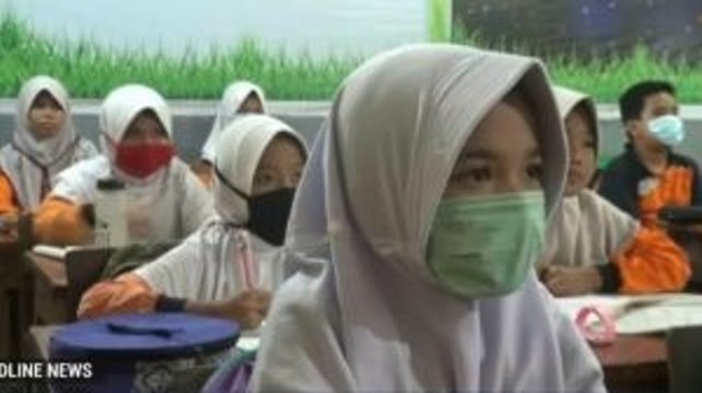 Siswa Pakai Masker Hindari Dampak Kabut Asap