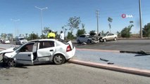 Karşı şeride geçen otomobil, iki otomobile çarptı: 7 yaralı