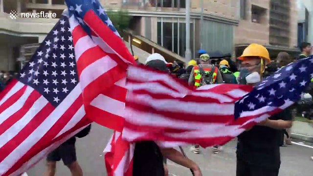 Hong Kong protesters wave US flags before police crackdown
