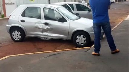 Veículos batem na Rua Paraná, no Bairro São Cristóvão
