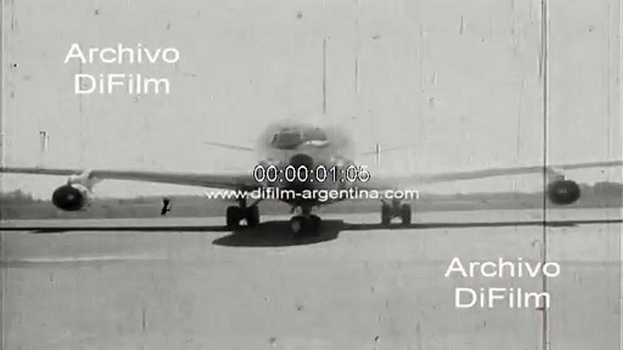 Robert Taylor arrives at the Ezeiza International Airport 1967