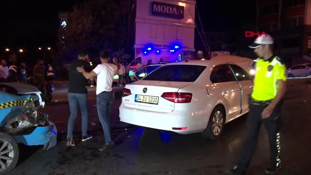 İSTANBUL BEYLİKDÜZÜ D-100 KARAYOLU'NDA AYNI YERDE İKİ KAZA 1 ÖLÜ, 7 YARALI